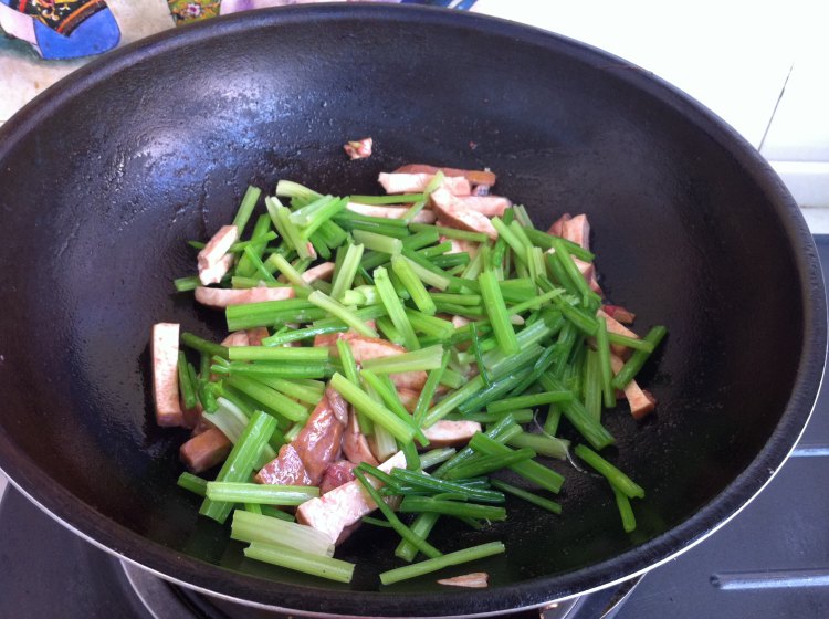 腐乳香芹炒豆干步骤9