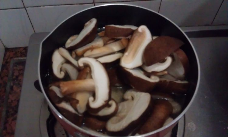 芹香鲜冬菇步骤4