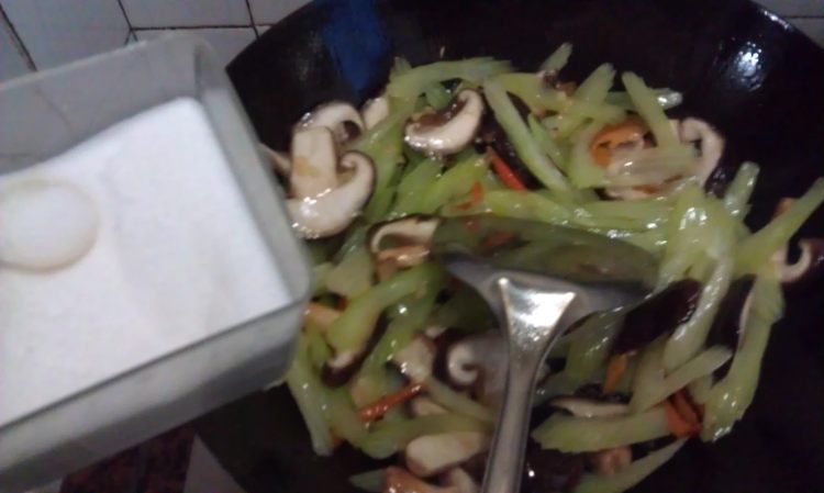 芹香鲜冬菇步骤7