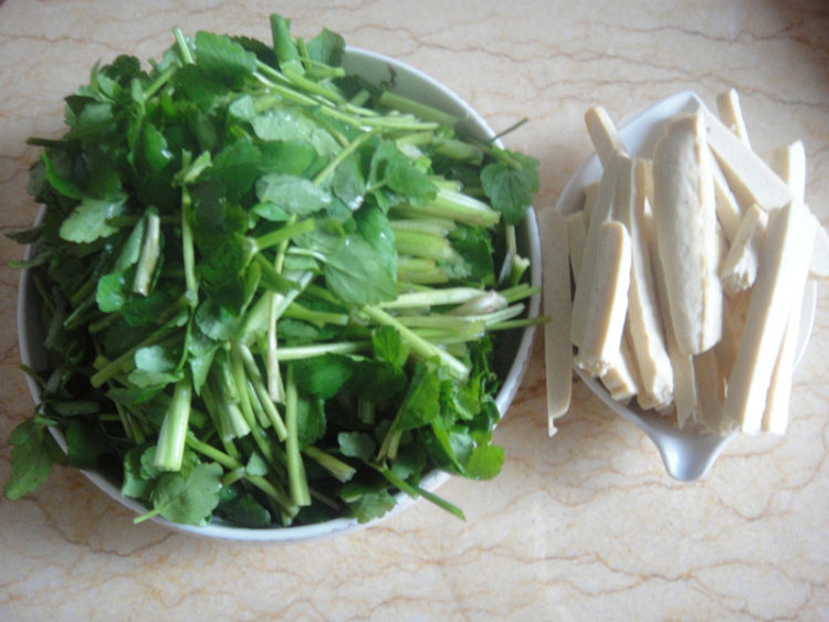 野水芹炒豆腐干步骤2