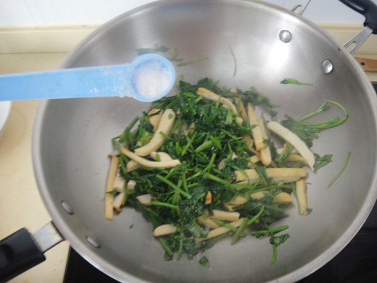 野水芹炒豆腐干步骤8