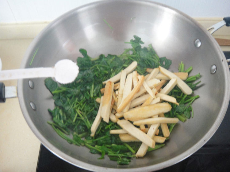 野水芹炒豆腐干步骤7