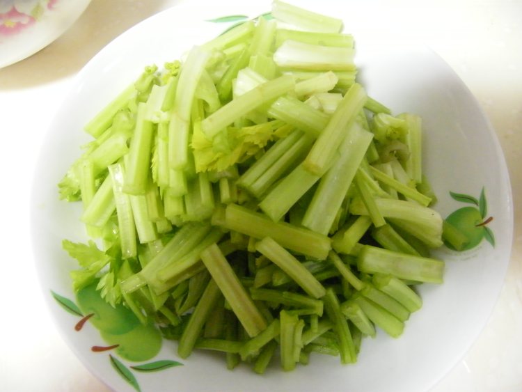 芹菜炒血粑步骤2