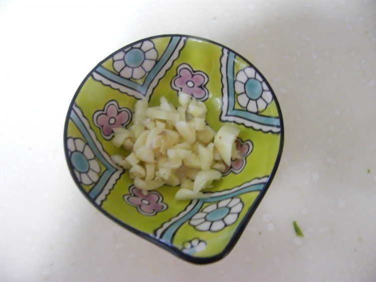 芹菜炒血粑步骤1