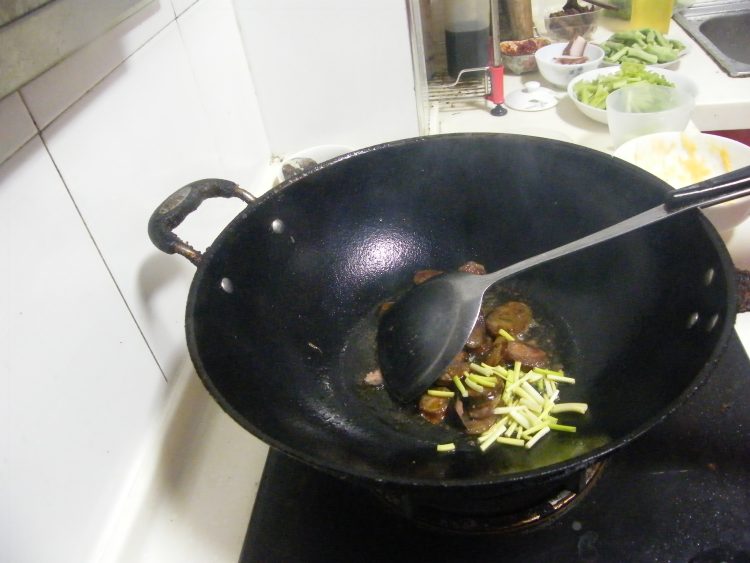 芹菜炒血粑步骤7