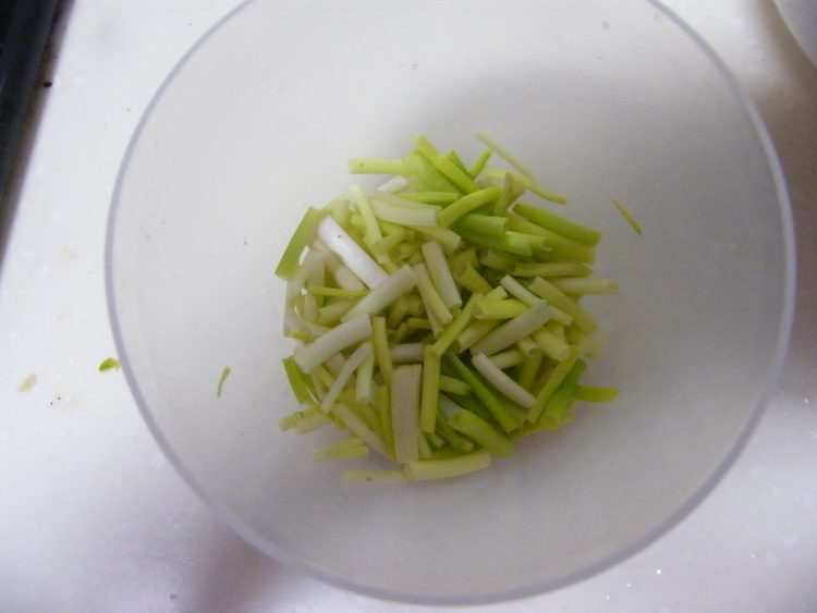 芹菜炒血粑步骤4