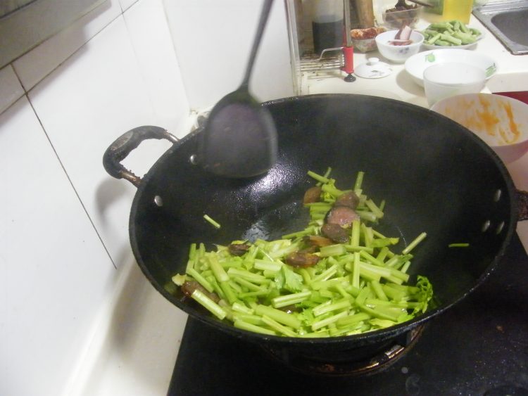 芹菜炒血粑步骤8