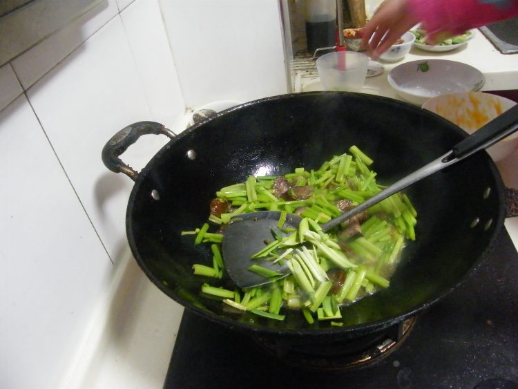 芹菜炒血粑步骤10
