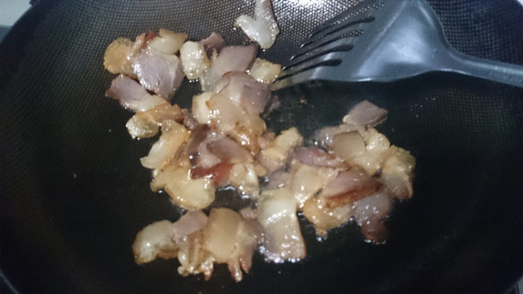 荷兰豆冬笋炒腊肉步骤3
