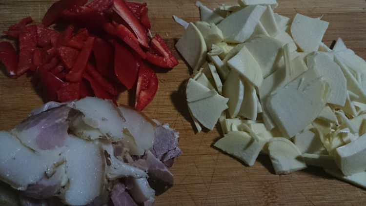荷兰豆冬笋炒腊肉步骤2