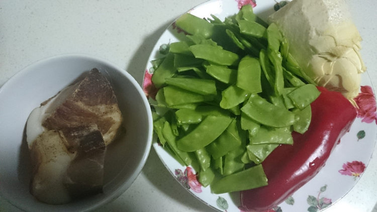 荷兰豆冬笋炒腊肉步骤1