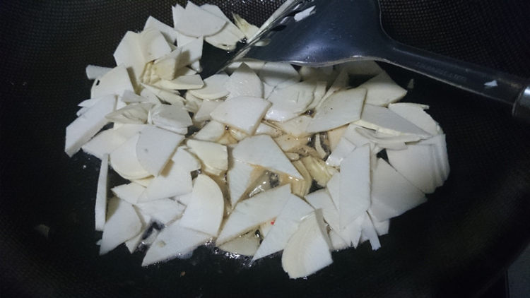 荷兰豆冬笋炒腊肉步骤5