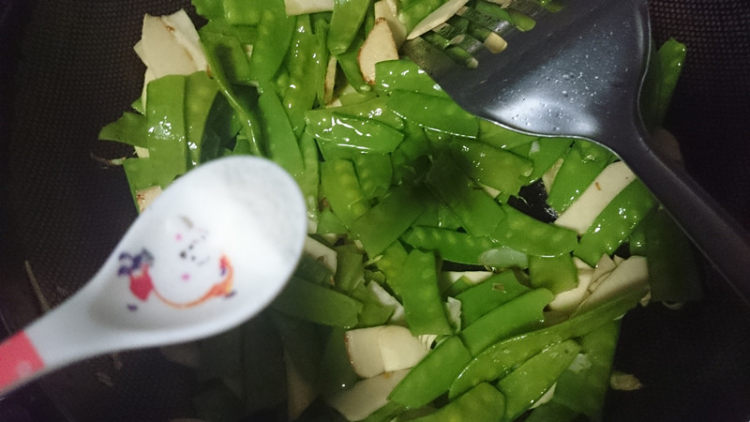 荷兰豆冬笋炒腊肉步骤7