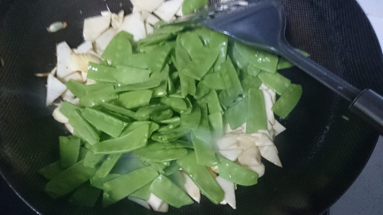 荷兰豆冬笋炒腊肉步骤6