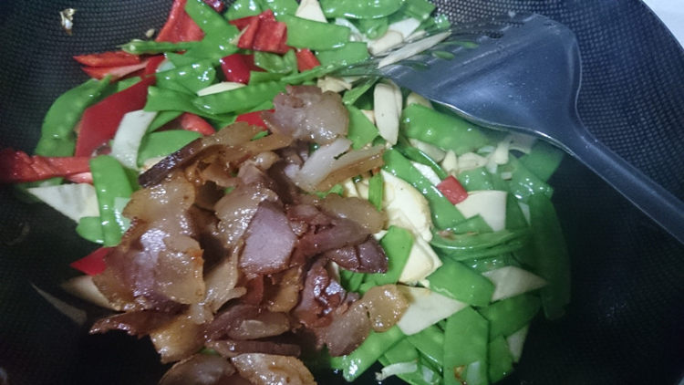 荷兰豆冬笋炒腊肉步骤9