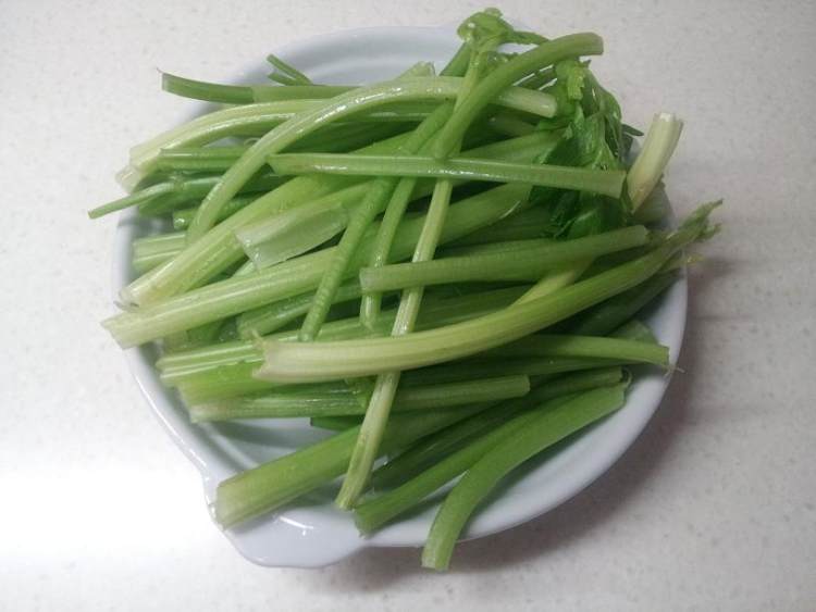 药芹炒肉片步骤3