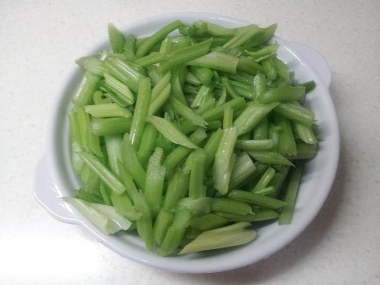 药芹炒肉片步骤4