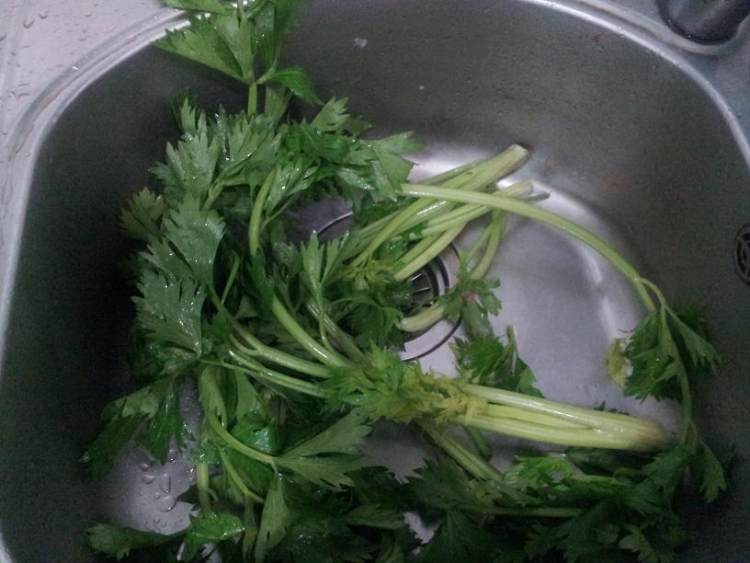 药芹炒肉片步骤2