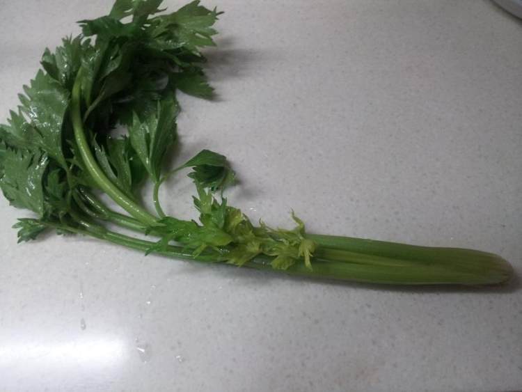 药芹炒肉片步骤1