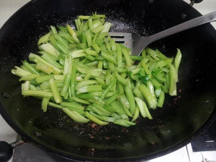 药芹炒肉片步骤8