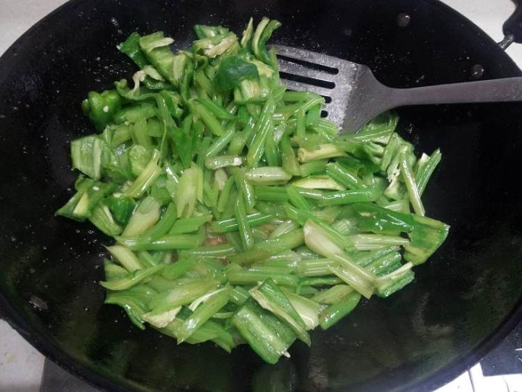 药芹炒肉片步骤9