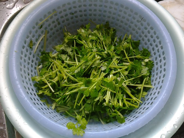 药芹炒香肠步骤2