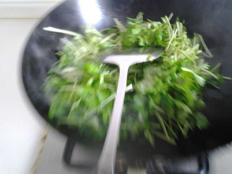药芹炒香肠步骤5