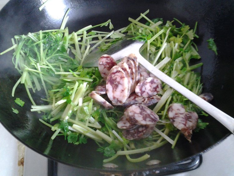 药芹炒香肠步骤6