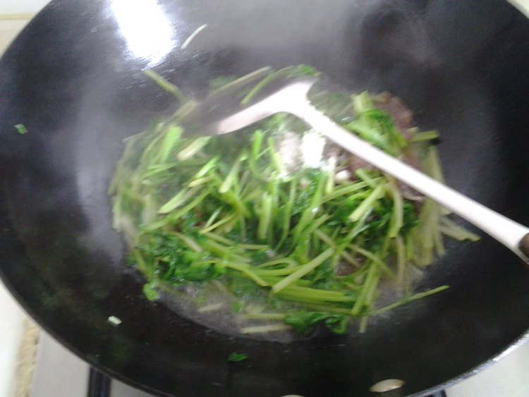 药芹炒香肠步骤7