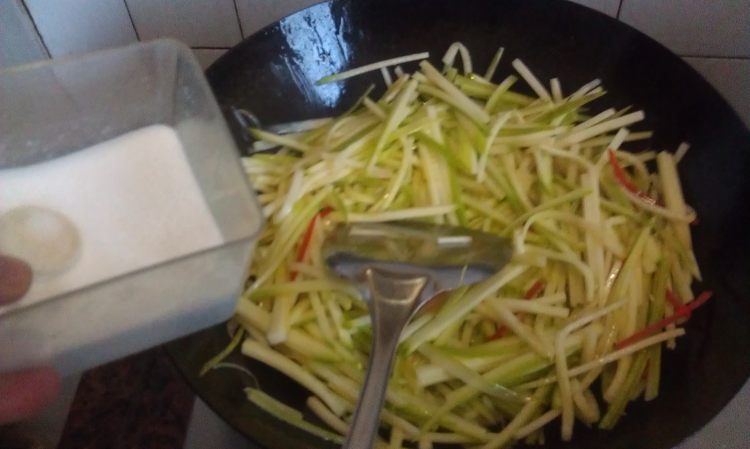 酸香小瓜丝步骤6