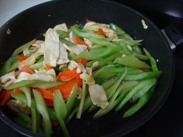 西芹炒豆腐步骤6
