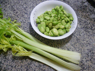 西芹炒蚕豆步骤1