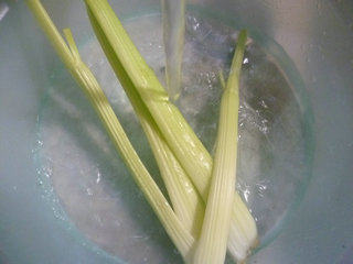 西芹炒蚕豆步骤2