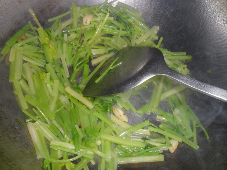 香芹炒五香豆卷步骤3