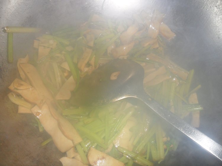 香芹炒五香豆卷步骤4