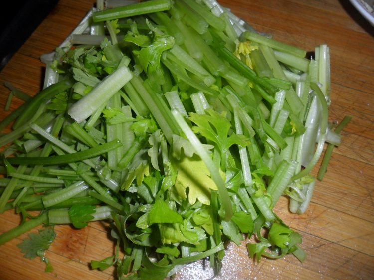 香芹炒五香豆卷步骤2