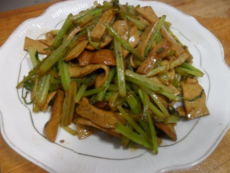 香芹炒五香豆卷步骤5