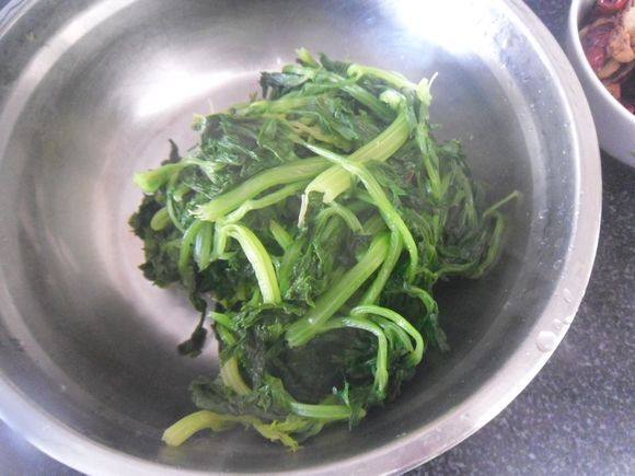 虾皮拌芹菜叶步骤5