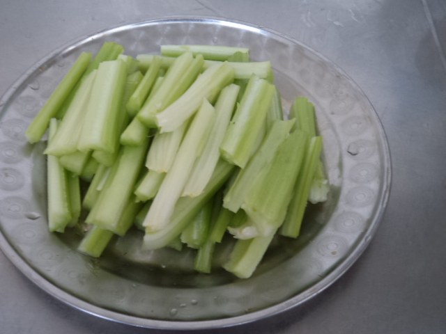 西芹杏鲍菇步骤2