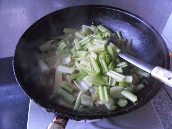 芹菜炖土豆步骤7