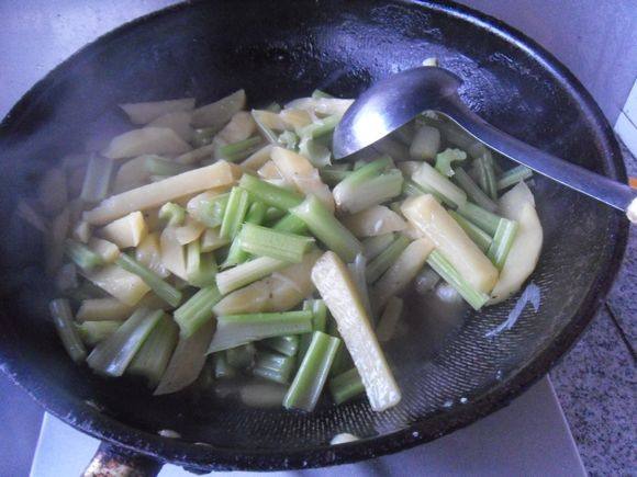 芹菜炖土豆步骤8