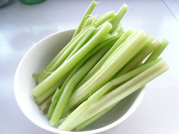 芹菜白萝卜汁步骤2