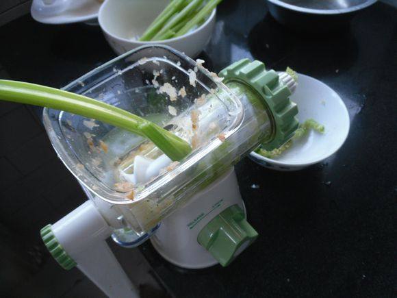 芹菜白萝卜汁步骤7