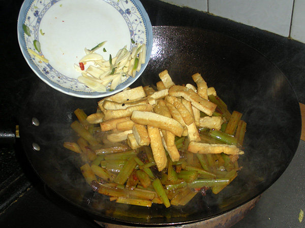 辣味西芹豆腐条步骤15