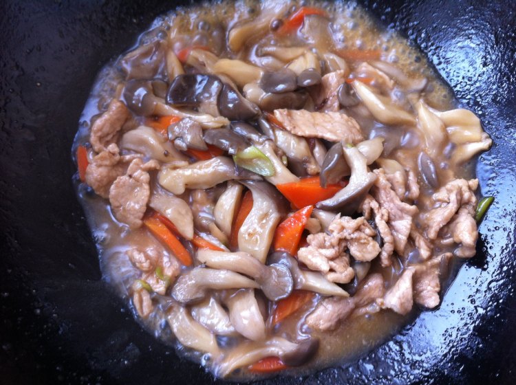 鸡腿菇胡萝卜炒肉步骤8
