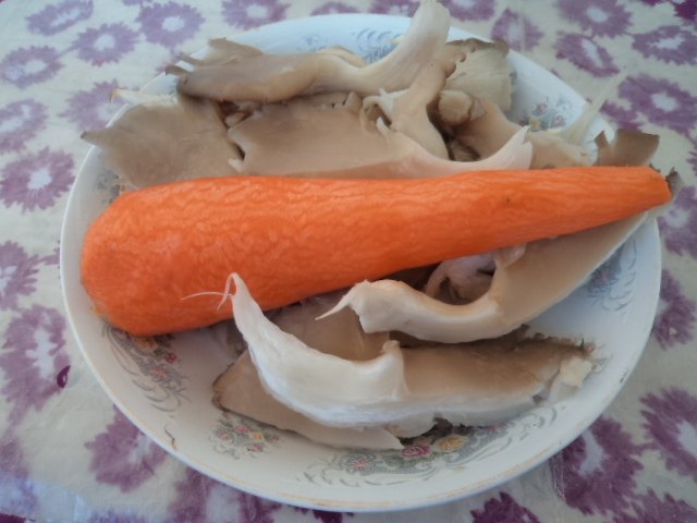 胡萝卜平菇炒鸡蛋步骤1
