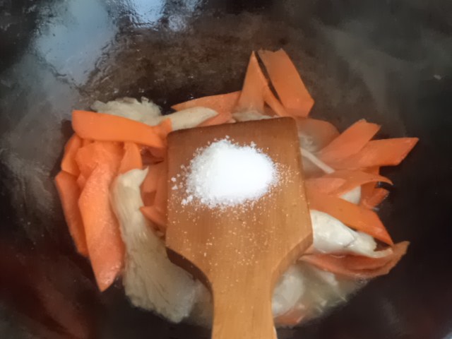 胡萝卜平菇炒鸡蛋步骤7