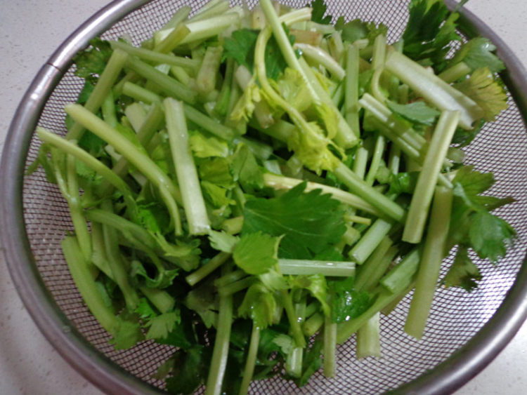 芹菜芝麻炒肉丝步骤1