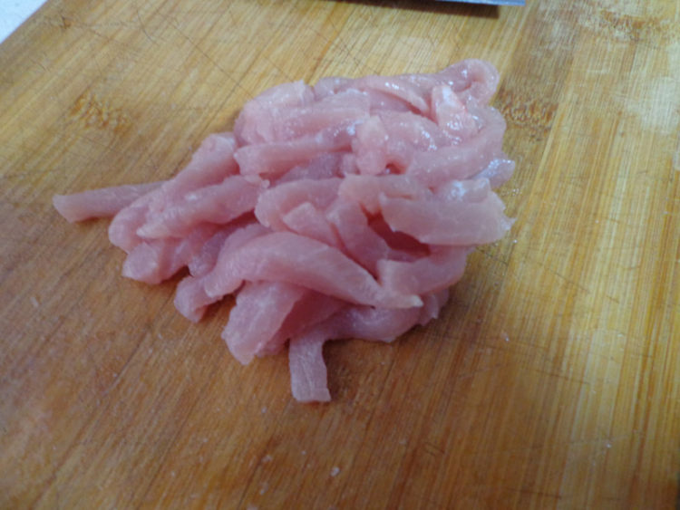 芹菜芝麻炒肉丝步骤2