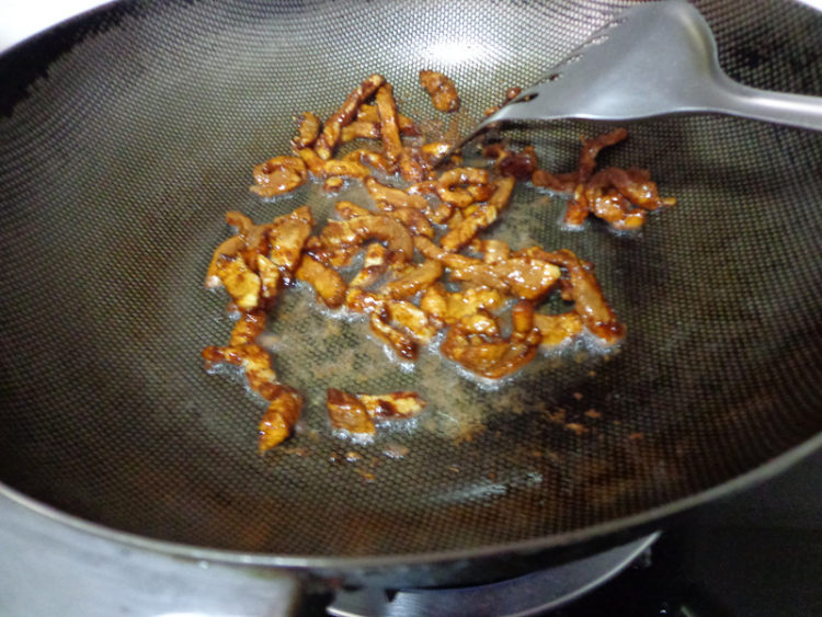 芹菜芝麻炒肉丝步骤4